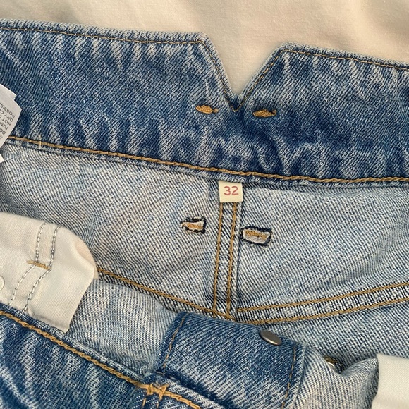 LEVIS Mini Button Front Denim Skirt / Medium Wash / Size 32 - Picture 4 of 7